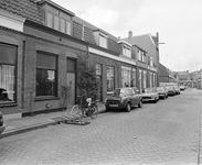 858969 Gezicht op de huizen Frederikastraat 23 (links) -lager te Utrecht.